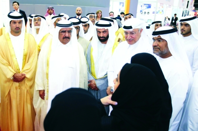 ".. وسموه يستمع إلى شرح من بعض العارضين بحضور عيسى الميدور وهلال المري وعبد السلام المدني"