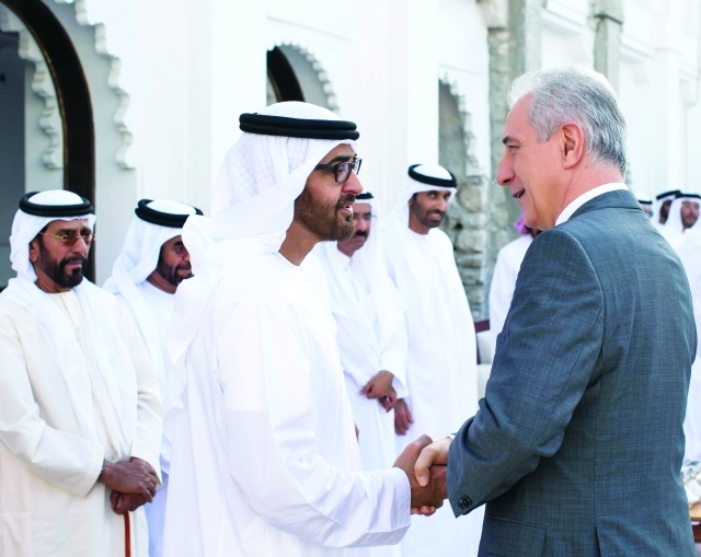 "محمد بن زايد خلال استقباله المسؤول الألماني بحضور طحنون وسيف بن محمد ومحمد المر وسعيد بن زايد ـــ\t وام"