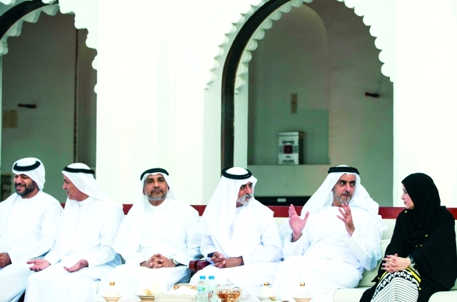 "سيف بن زايد في حديث مع أمل القبيسي بحضور نهيان بن مبارك وكبار المسؤولين"