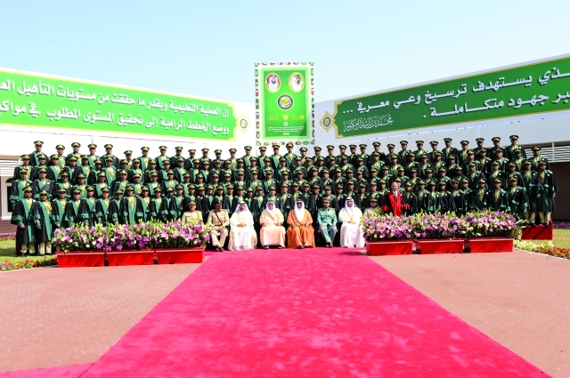 "سيف بن زايد ومنصور بن محمد ومحمد بن مكتوم وضاحي خلفان وسيف الشعفار وخميس المزينة مع الخريجين"
