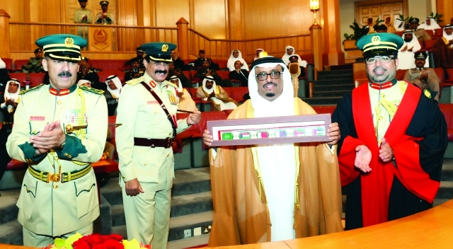 "ضاحي خلفان عقب تكريمه الخريجين"