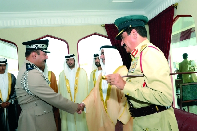 "وزير الداخلية مصافحاً ضيوف الحفل بحضور منصور بن محمد ومحمد بن مكتوم وخميس المزينة   ــ\t\tمن المصدر"