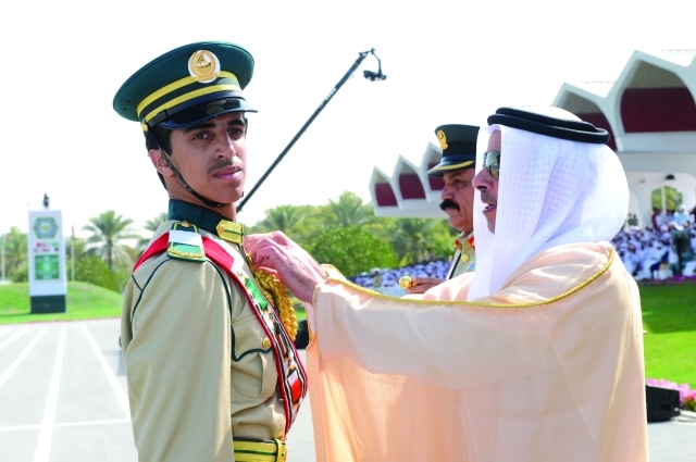 "سيف بن زايد خلال حفل التخريج بحضور المزينة"