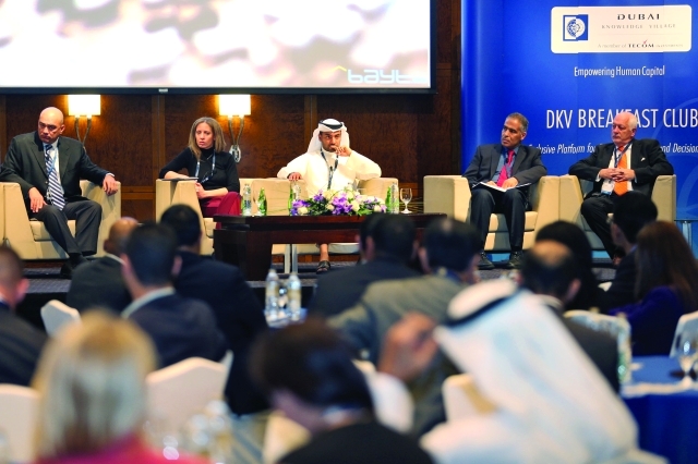 "روبرت تشيتر ويوسف العساف ورانيا رستم وماجد السويدي وطارق السقا خلال الجلسة النقاشية ـــ من المصدر"