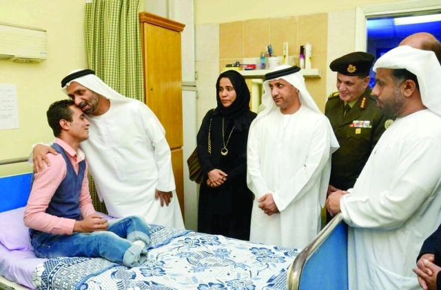 "الجروان والوفد المرافق يعودون أحد الجرحى - وام"
