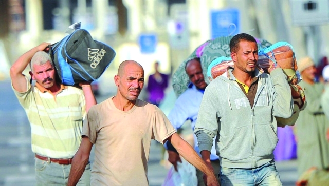 "مصريون يحملون أمتعتهم عند معبر السلوم - البيان"