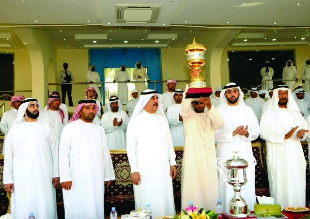 "سموه يتوج أحد الفائزين في السباق \t وام"