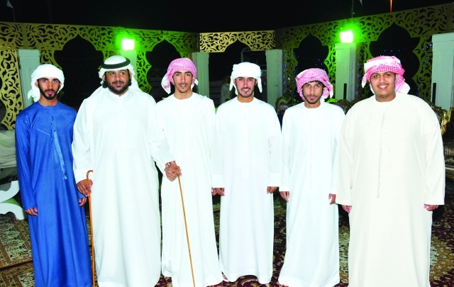 "الخريج هادف الخيلي يتوسط عدداً من أصدقائه"