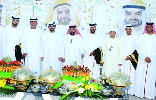 "زايد بن طحنون آل نهيان يتوسط العرسان وعدداً من الحضور"