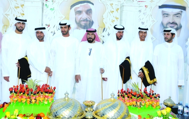 "محمد بن سرور آل نهيان يتوسط العرسان وأصدقاءهم"