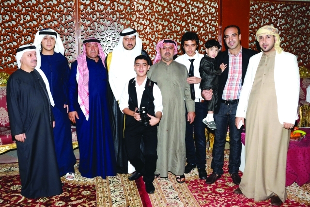 "العريس يتوسط عدداً من الأهل"