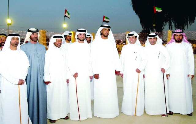 "محمد راشد بن غدير يتوسط العريس وحمد بن غليطة ومحمد بن فطيس وعلي بن رشيد وعلي الشوين ومحمد بن نومه"