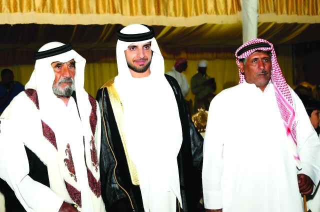 "العريس يتوسط خلفان بن جرش ووالد العروس"