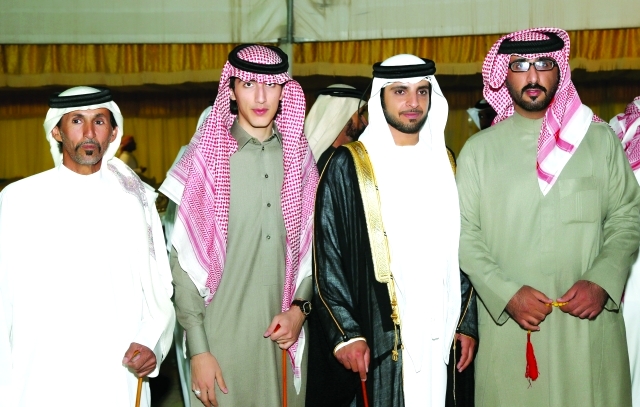 "العريس يتوسط ضيوفاً من السعودية وسعيد القابض."