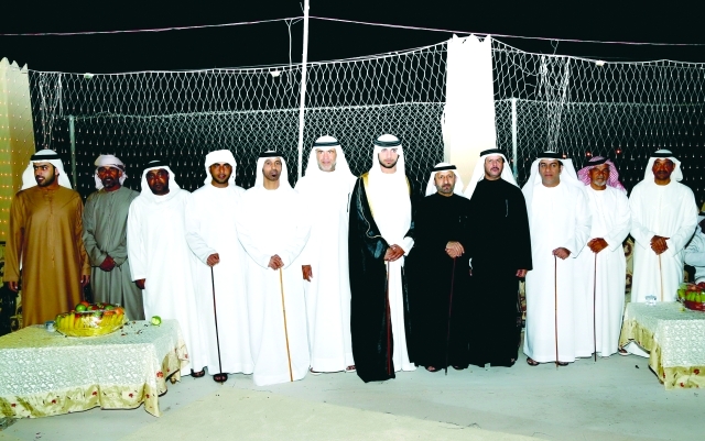 "العريس يتوسط خميس بن سالم وسلطان بطي المهيري ومحمد بن هندي وسعيد المطوع وحمد وعلي الشوين وحمدان راشد الخاصوني وعدداً من المدعوين"