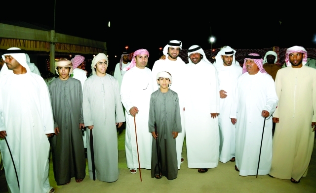 "العريس يتوسط عيسى بن سند ومحمد حارب ومحمد بن كنديه والحايري وأبناءه وعبد الله الكتبي"