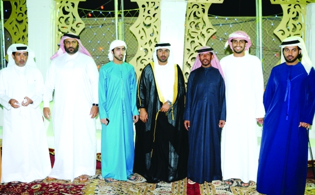 "العريس مع عدد من الأهل والأصدقاء"