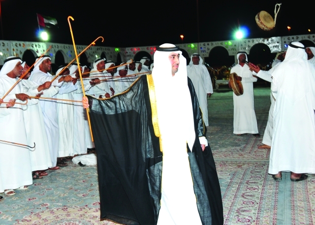 "العريس عبدالعزيز يرقص اليولة"