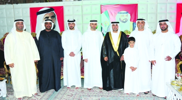 "العريس يتوسط عدداً من أصدقائه"