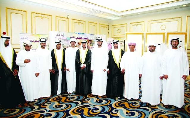 "عدد من العرسان مع الأهل والأصدقاء"