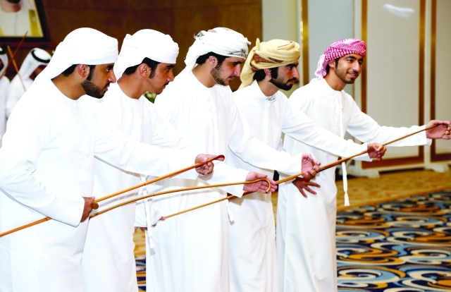 "رقصة شعبية خلال الحفل"
