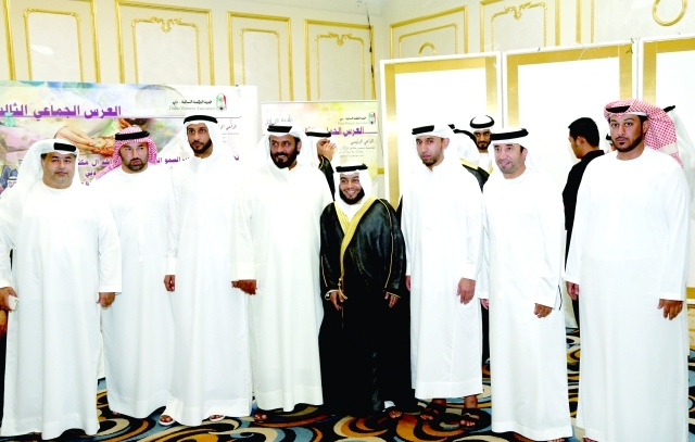 "أحد العرسان محاط بالأصدقاء"
