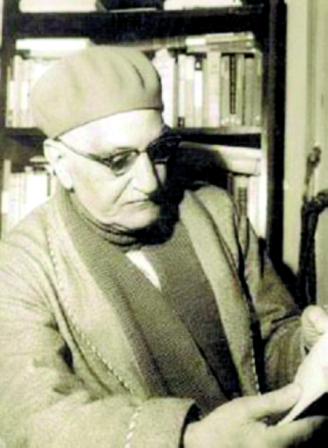 ".. وعاكفاً على القراءة"