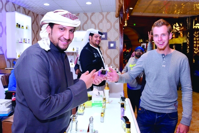 "المتسوق الهولندي الذي يتحدث اللهجة الخليجية جيدا خلال شراء العطور التقليدية من  الجناح"