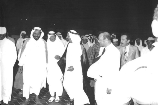 "المغفور له الشيخ راشد وإلى جواره عبدالجبار الماجد"