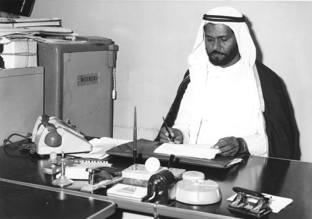 "عبدالجبار الماجد في مكتبه"