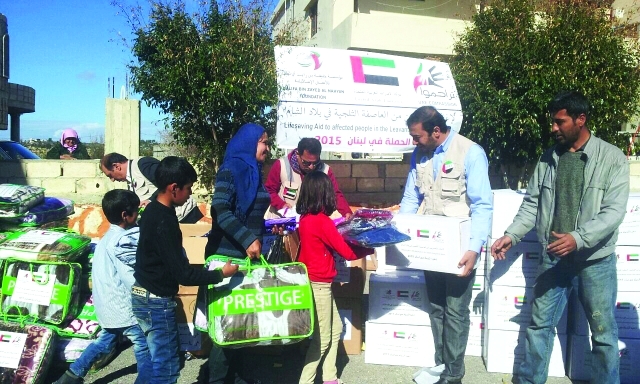 "خلال عملية توزيع المساعدات ـــ وام"