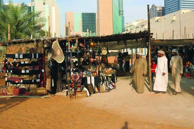 "جانب من السوق الشعبي"