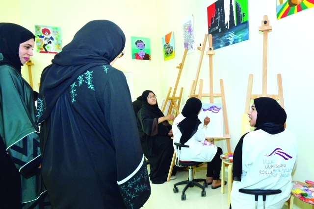 ".. وتتابع إبداعاتهن الفنية"
