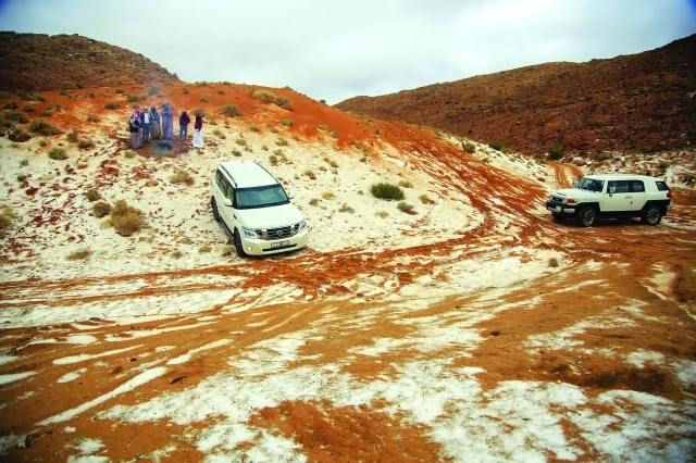 "سعوديون خرجوا للاستمتاع بمشاهدة الثلوج التي تساقطت في منطقة تبوك ـــ أ. ف. ب"