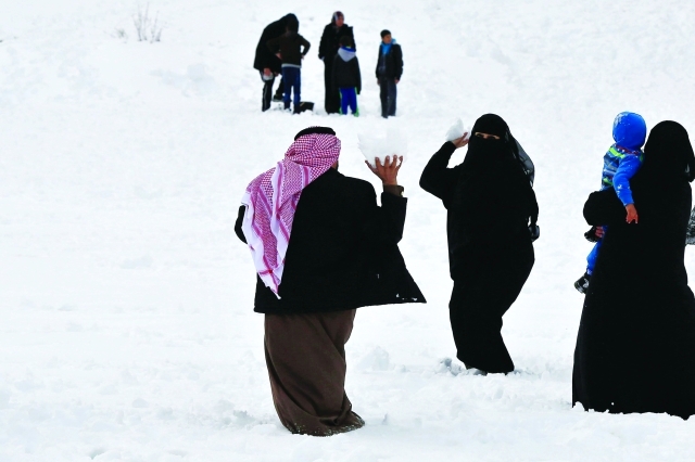 "عائلات أردنية في العاصمة عمّان تستمتع بثلوج «جنى» - رويترز"