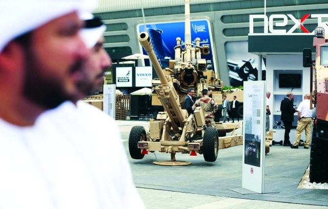 "مدافع ثقيلة تقف خارج معرض آيدكس \t \t رويترز"