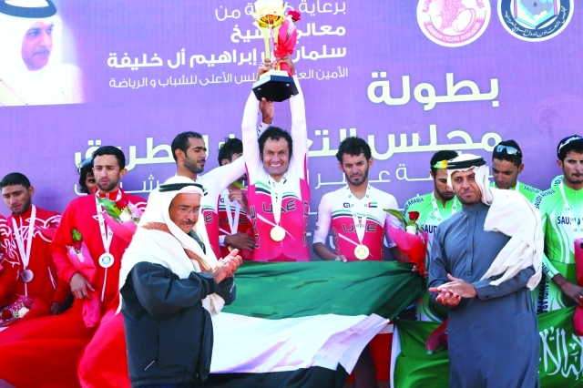 "منتخب الإمارات على منصة التتويج وميرزا يرفع كأس سباق الفرق - البيان"