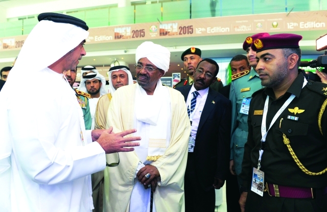 "سيف بن زايد يرافق الرئيس السوداني في جولة بجناح الداخلية"