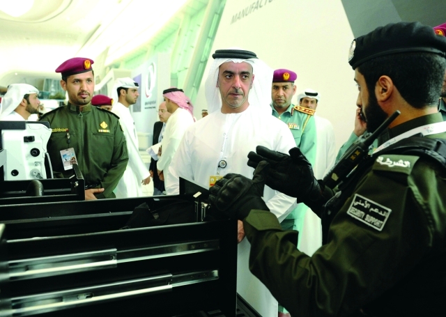 "سموه يستمع إلى شرح عن أحدث الأجهزة والمعدات"