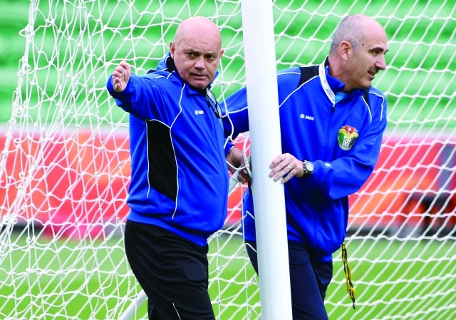 "راي ويلكينز (يسار) خلال تدريب سابق للمنتخب الأردني - أرشيفية"