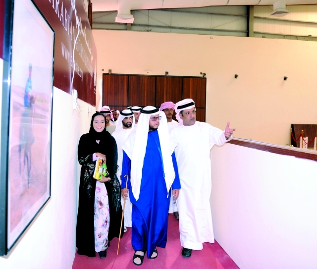 "سلطان بن زايد يتفقد فعاليات المهرجان"