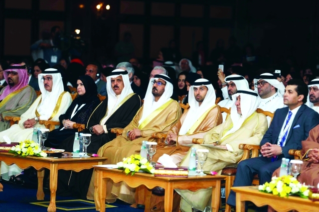"حسين الحمادي والمزروعي وأمل القبيسي خلال المنتدىتصوير- عمران خالد"
