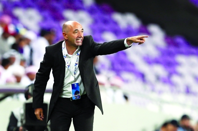 "جايمي مدرب الشباب يوجه لاعبيه"