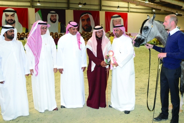 "سلطان بن زايد يتوج الأبطال الفائزين"
