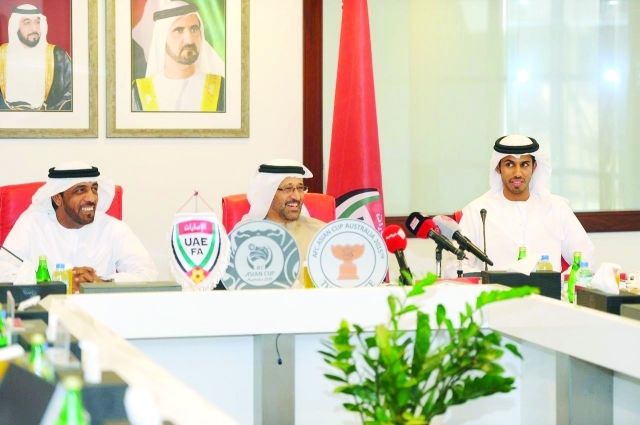 "السركال وعبيد سالم الشامسي وبن هزام خلال اجتماع اتحاد الكرة - البيان"