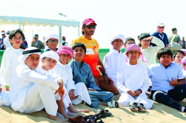 "ترويسة - أحمد بن حشر مع طلبة مدارس دبي - البيان"