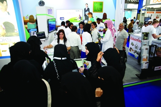 "إقبال كثيف من المتخصصين والطلبة في المنتدى والمعرض"
