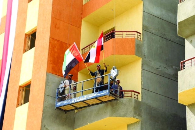 "أحد العمال في المشروع يحمل علمي الإمارات ومصر\t\t\t\t\t\t\t-\t\t البيان"