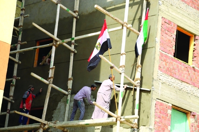 "علما الإمارات ومصر يرفرفان فوق إحدى البنايات قيد الإنشاء"