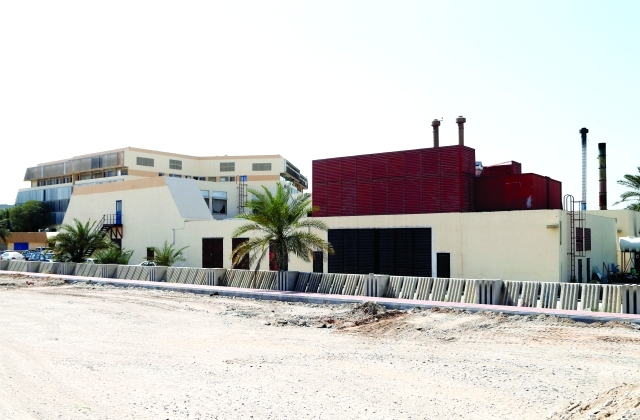 "المحرقة تعمل ليلاً للتخلص من النفايات الطبية\tتصوير – محمد حنيف"